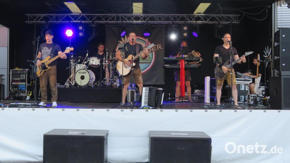Die Band "Heimatfieber" sorgt für musikalische Unterhaltung. Bild: Johann Adam