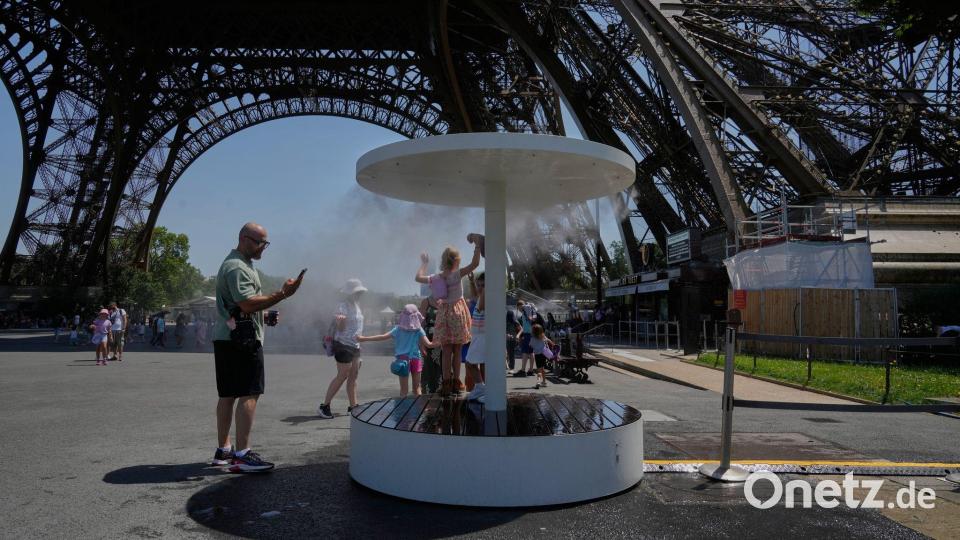 An zahlreichen Orten in Paris bieten Wasserspender und Sprühnebelduschen etwas Erfrischung. (Archivbild) Bild: Michel Euler/AP/dpa