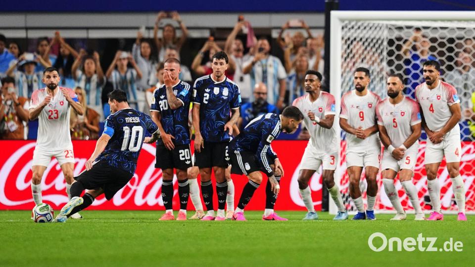 Lionel Messi trifft per Freistoß gegen Jordanien. Bild: Julio Cortez/AP/dpa