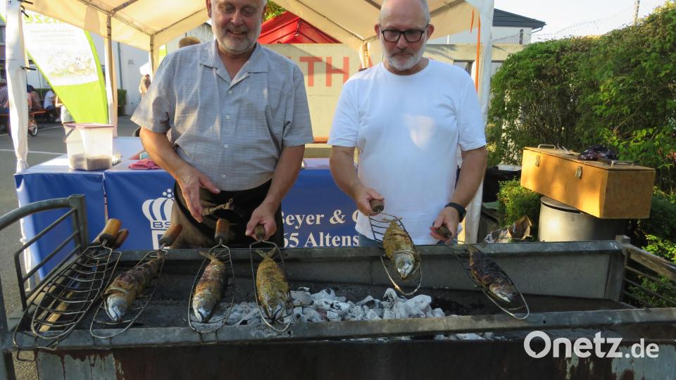 BSG grillt Makrelen. Bild: Johann Adam