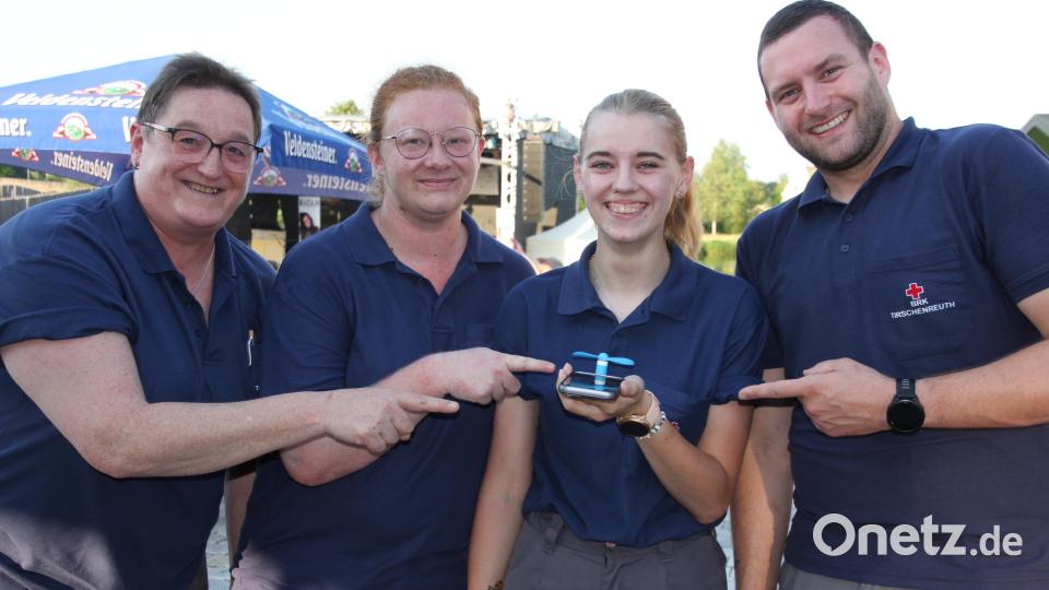 Pfiffige Idee gegen die Hitze, mit einem kleinen Ventilator mit Strom aus dem Handy, dieses BRK-ler wussten, wie es geht. Bild: Konrad Rosner