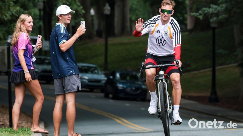 Der Kapitän ist mit dem Radl da: Joshua Kimmich auf dem Weg zum Training in Winston-Salem. Bild: Jan Woitas/dpa