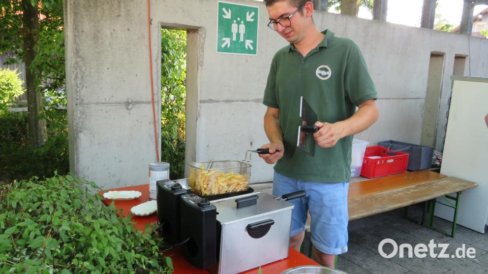 Pommes lieferte der Burschenverein. Bild: Johann Adam