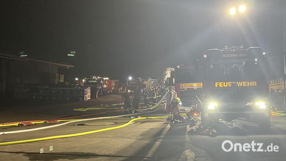In Unterprombach bei Roding geriet eine Lagerhalle in Brand. Bild: Kreisbrandinspektion Cham