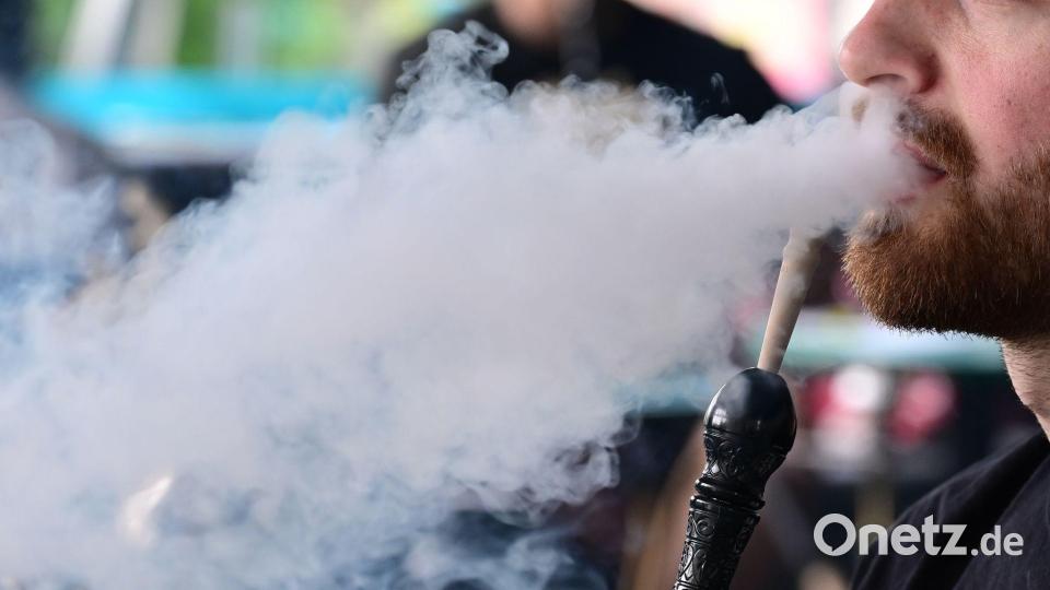 Ein Mann raucht in einer Shisha-Bar eine Wasserpfeife. Bild: Bernd Weißbrod/dpa