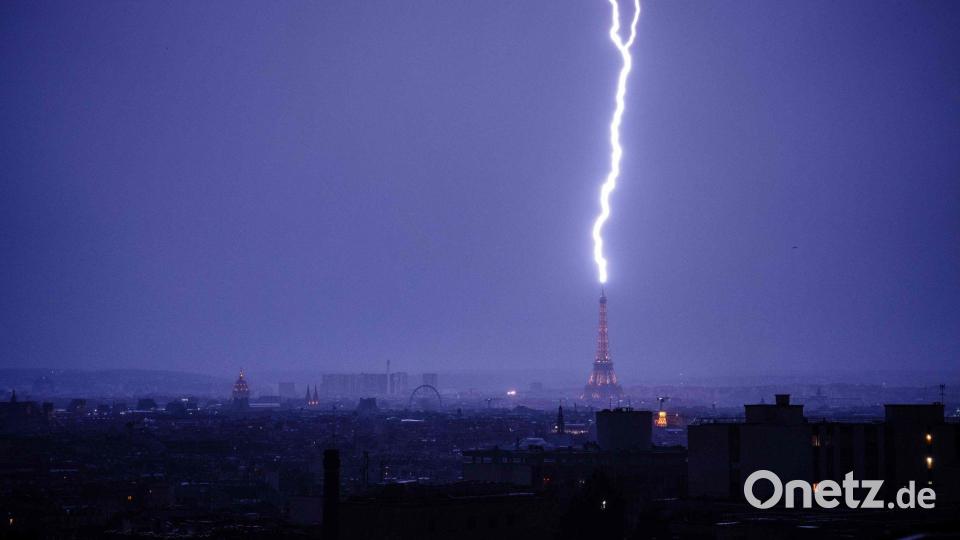 Während eines Gewitters schlägt ein Blitz in den Eiffelturm ein. Bild: Dimitar Dilkoff/AFP/dpa