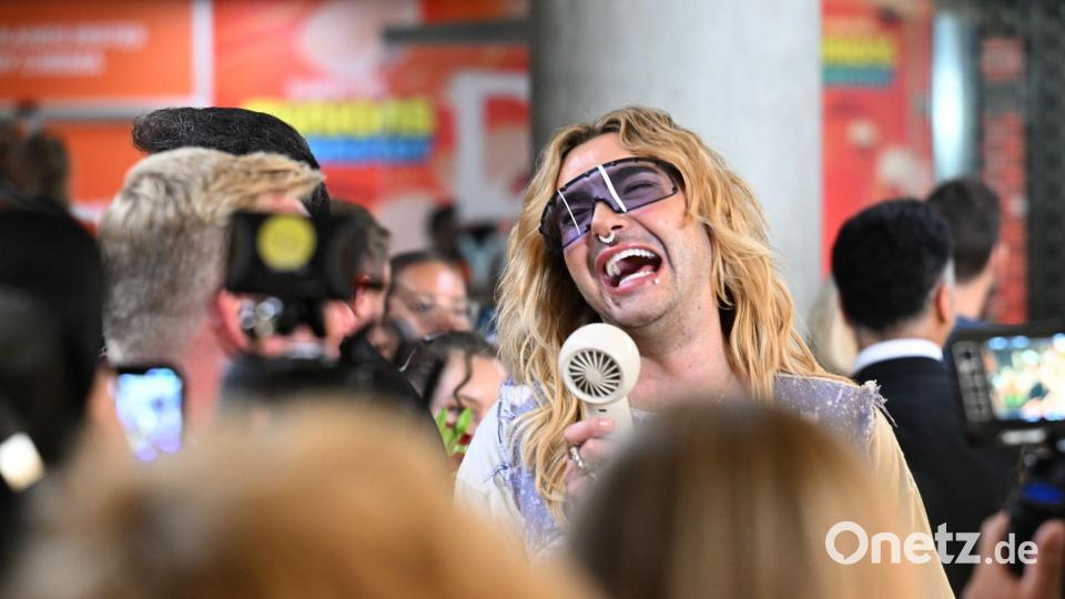 Bill Kaulitz spricht das niedliche, aber durchaus gefährliche Monster Goomi. Bild: Felix Hörhager/dpa
