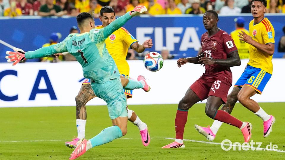 Der beste Mann des Spiels: Portugals Torwart Diogo Costa entschärft eine kolumbianische Chance. Bild: Rebecca Blackwell/AP/dpa