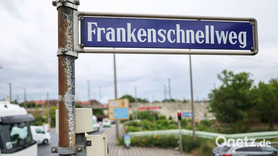 Der Frankenschnellweg im Westen von Nürnberg ist die innerstädtische Verlängerung der Autobahn 73 und verbindet die Stadt mit Fürth und Erlangen. (Archivbild) Bild: Daniel Löb/dpa