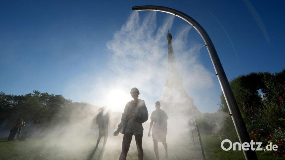 Mit Sprühnebelduschen will Paris seinen Bewohnerinnen und Bewohnern Abkühlung verschaffen. (Archivbild) Bild: Marcus Brandt/dpa