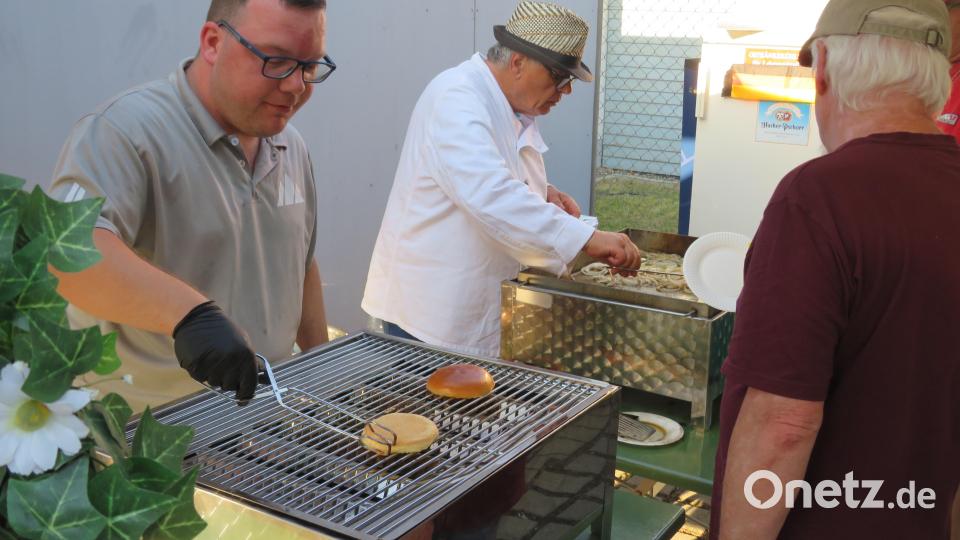 Burger briet der Schützenverein. Bild: Johann Adam