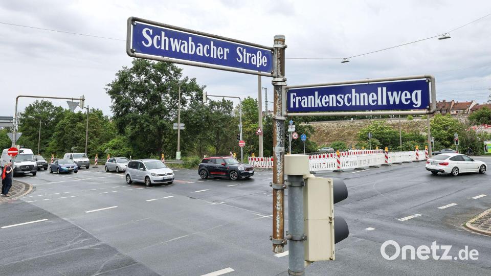 Der Verkehr staut sich vor allem wegen mehrerer Kreuzungen mit Ampeln. (Archivbild) Bild: Daniel Löb/dpa