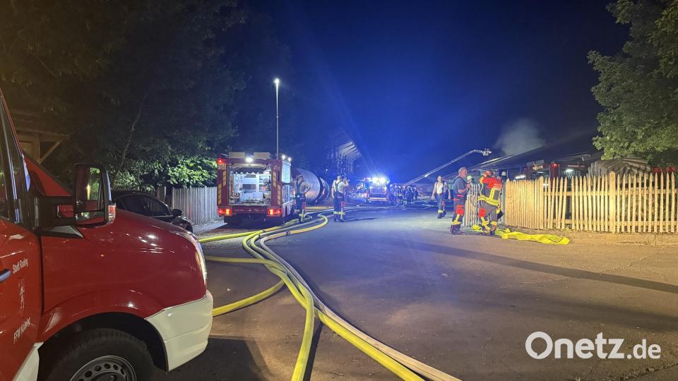 In Unterprombach bei Roding geriet eine Lagerhalle in Brand. Bild: Kreisbrandinspektion Cham