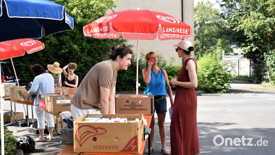 Mitarbeiter Felix Neumann (Bildmitte) hält draußen die Stellung. Für den Flohmarkt gibt es eine extra Kasse, denn der Erlös geht zu 100 Proezent an den Förderverein der Lebenshilfe Tirschenreuth. Bild: Ulla Britta Baumer