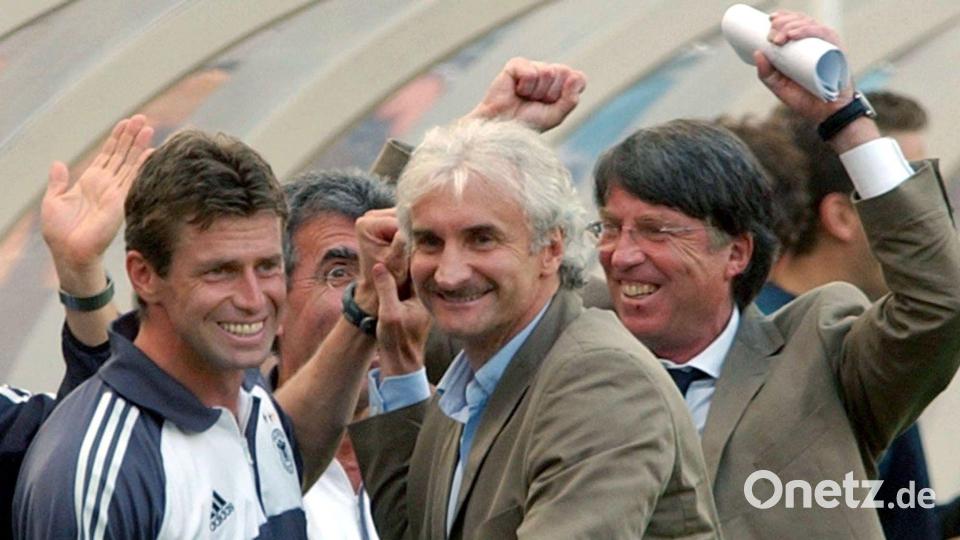Rudi Völler (M) jubelt nach dem Sieg gegen Paraguay bei der WM 2002. (Archivbild) Bild: Bernd Weissbrod/dpa
