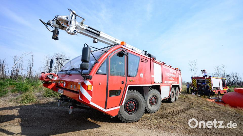 In der Gorischheide ist die Feuerwehr auch mit Sonderfahrzeugen vor Ort. Bild: Robert Michael/dpa