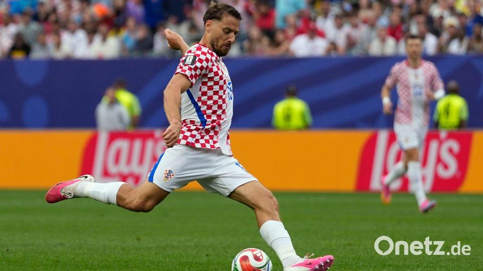 Probierte es mehrfach aus der Distanz: Kroatiens Nikola Vlasic. Bild: Matt Slocum/AP/dpa