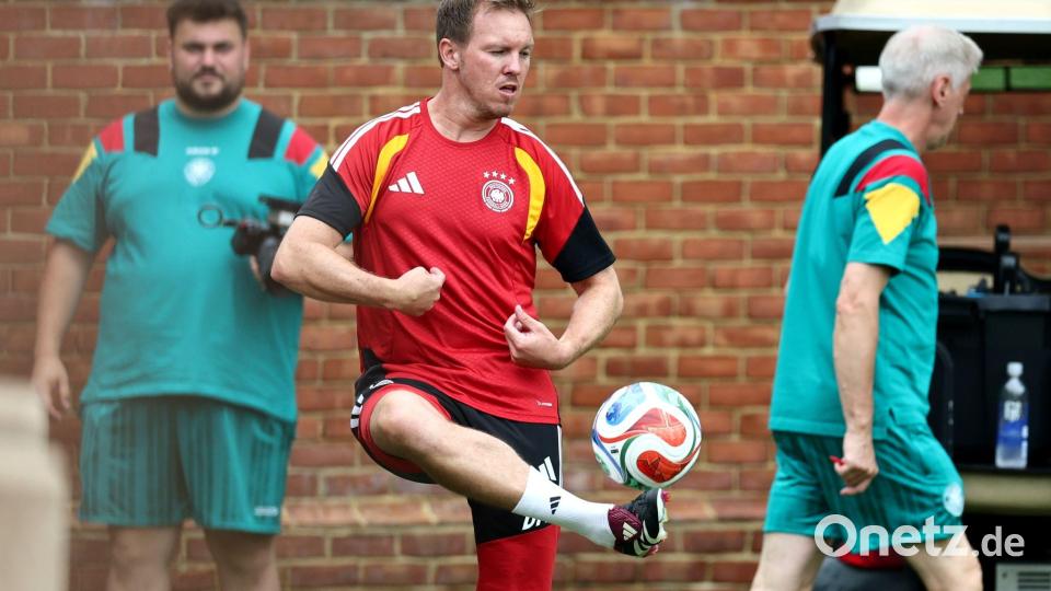 Bundestrainer Nagelsmann jongliert beim Training vor dem Paraguay-Spiel. Bild: Christian Charisius/dpa