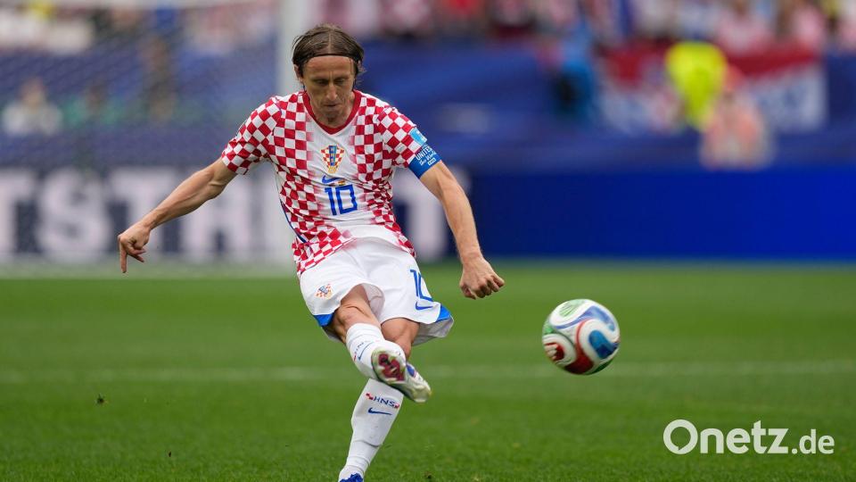 Spielt im Alter von 40 Jahren wohl seine letzte WM: Kroatiens Fußball-Legende Luka Modric. Bild: Matt Slocum/AP/dpa