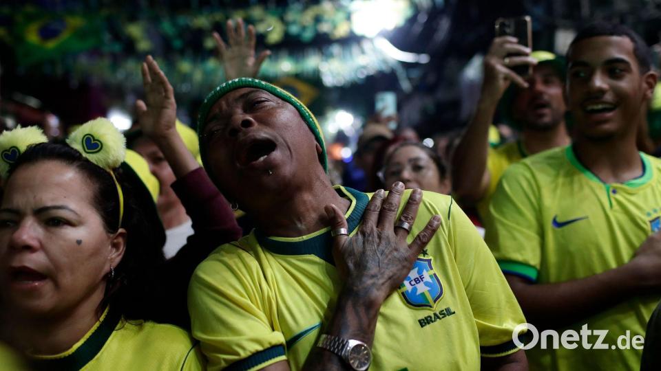 Die Fans in Brasilien verfolgen die WM-Auftritte der Seleção genau. (Archivbild) Bild: Bruna Prado/AP/dpa