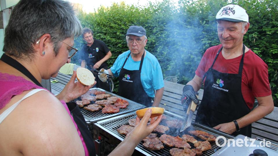 Am Grillstand war Hitze pur angesagt. Beim Kultursommer in Tirschenreuth helfen einfach alle mit, so wie hier Zahnarzt Peter Sammüller (rechts). Bild: Konrad Rosner