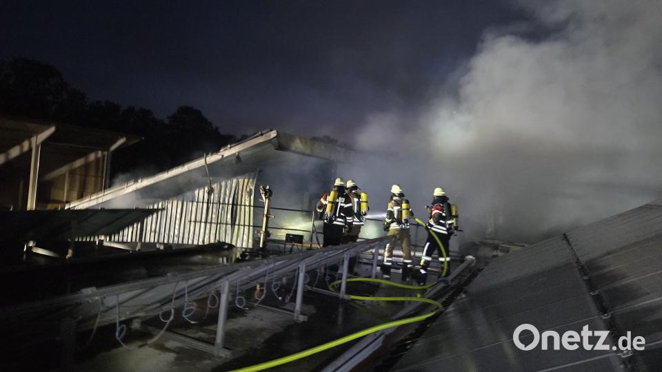 In Unterprombach bei Roding geriet eine Lagerhalle in Brand. Bild: Kreisbrandinspektion Cham
