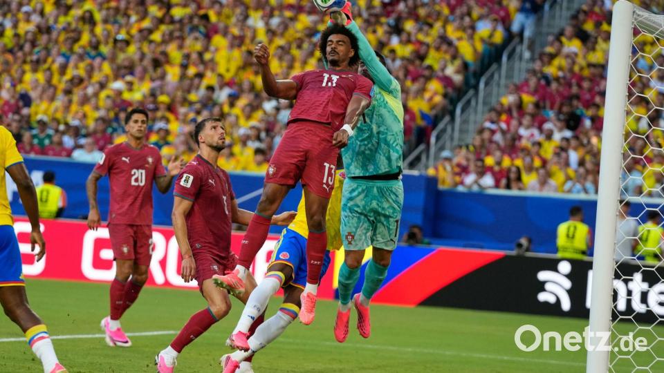 Portgals Verteidiger Renato Veiga und sein Torwart Diogo Costa behindern sich gegenseitig. Bild: Lynne Sladky/AP/dpa