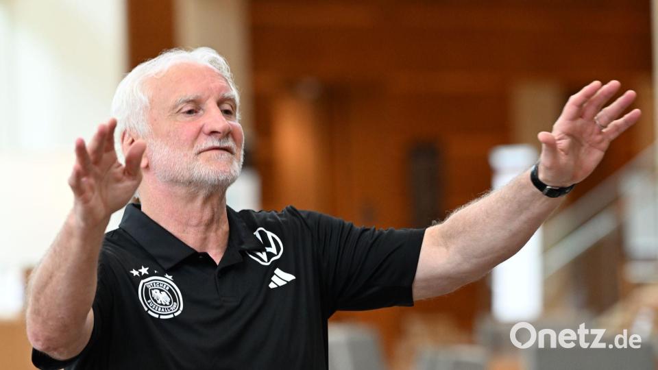 Sachte, sachte: Rudi Völler ist bemüht, der Positionsdebatte um Joshua Kimmich zu beruhigen. Bild: Federico Gambarini/dpa