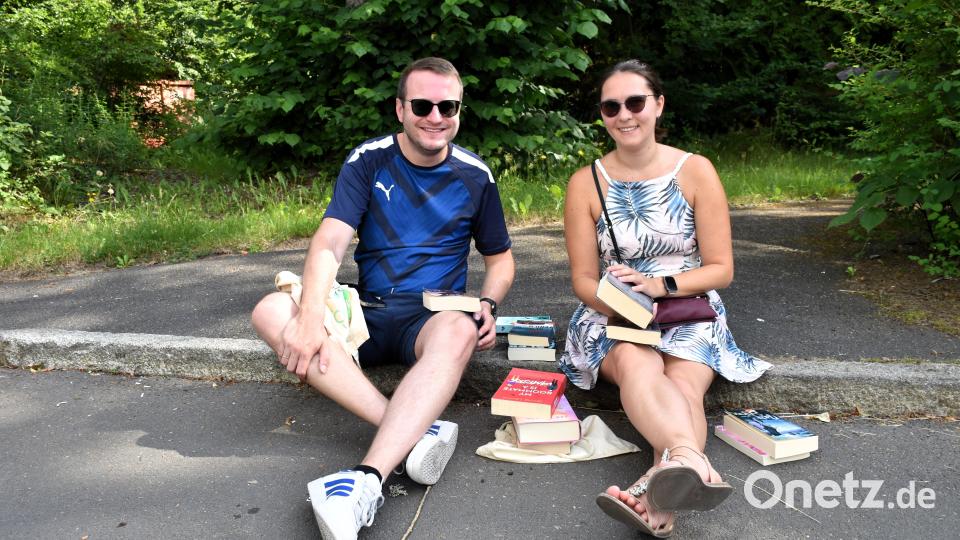 Daniel und Sabrina aus Tirschenreuth sind in der Buchhandlung St. Peter Stammkunden und freuen sich über die gute Ausbeute beim Bücherflohmarkt. Bild: Ulla Britta Baumer