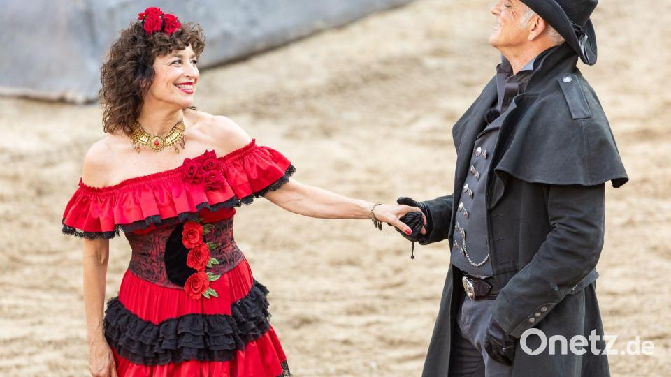 Isabel Varell spielt Señorita Miranda, Florian Fitz ist als Schurke Roulin bei den Karl-May-Spielen zu sehen. Bild: Ulrich Perrey/dpa