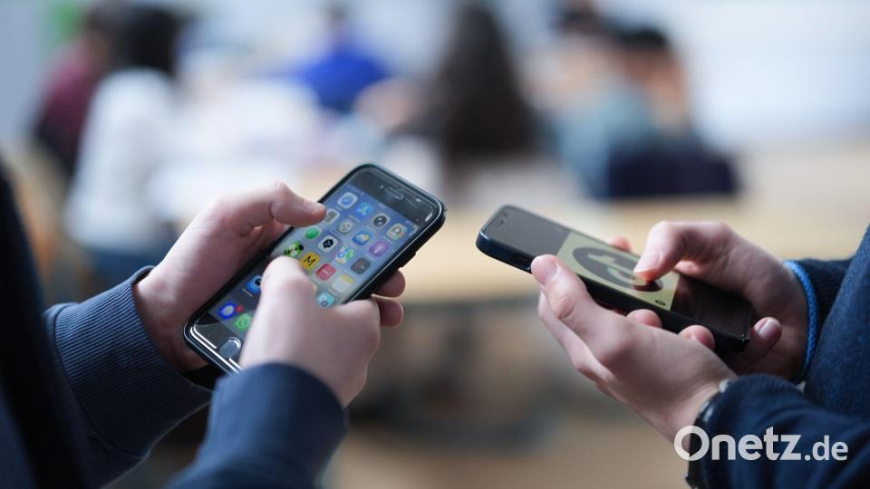 Im Schnitt verbringen Jugendliche unter der Woche 4,5 Stunden und an Wochenendtagen 6,1 Stunden vor Handys, Tablets oder dem Fernseher. (Symbolbild) Bild: Marcus Brandt/dpa