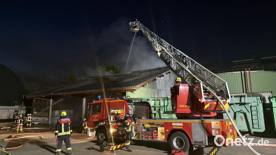 In Unterprombach bei Roding geriet eine Lagerhalle in Brand. Bild: Kreisbrandinspektion Cham