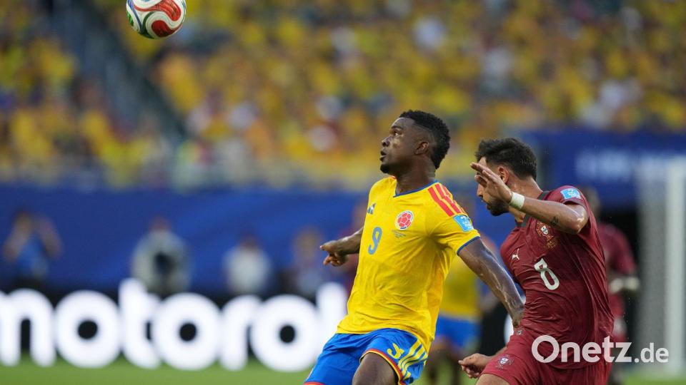 Im Zweikampf: Portugals Bruno Fernandes (r) und der Kolumbianer Jhon Córdoba. Bild: Lynne Sladky/AP/dpa