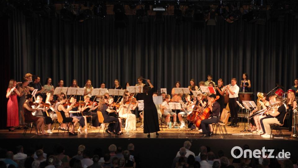Das Orchester des Stiftland-Gymnasiums eröffnete das Sommerkonzert im Kettelerhaus. Bild: Konrad Rosner