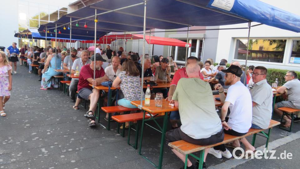 Gut vor der Sonne geschützt sitzen die Besucher. Bild: Johann Adam