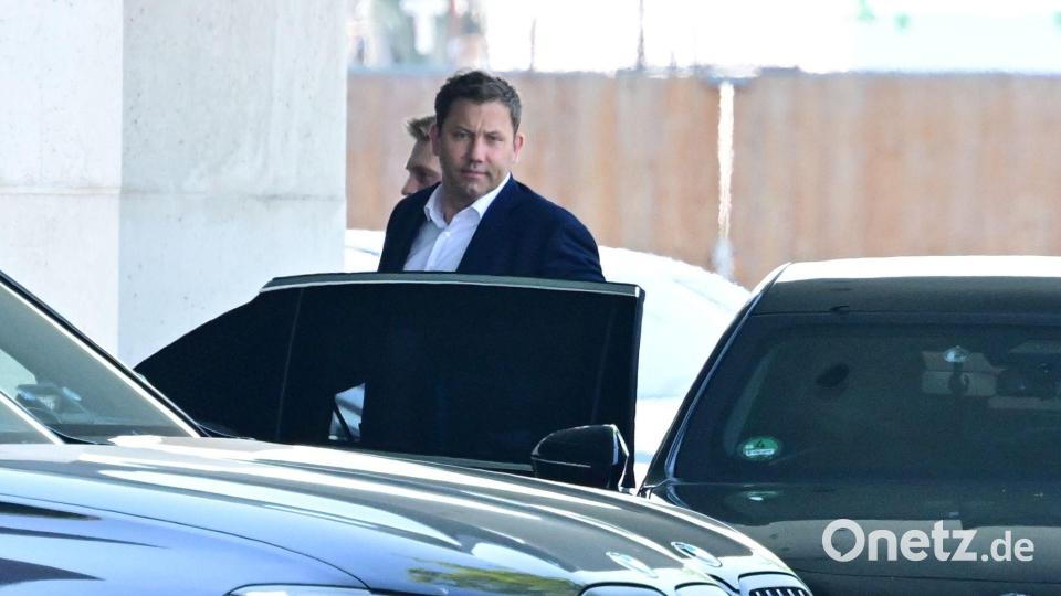 SPD-Chef Lars Klingbeil fährt am Kanzleramt vor. Bild: Fabian Sommer/dpa