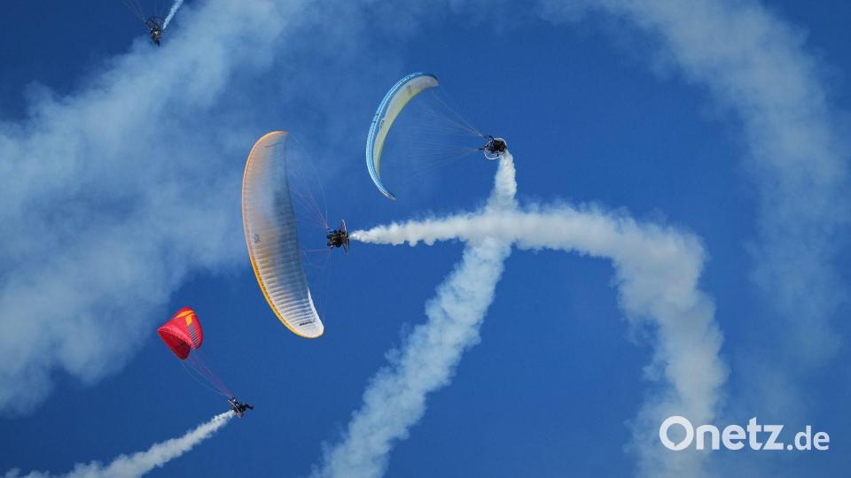 Das lettische „Storm Riders Paramotors“-Team tritt im Rahmen der Baltic International Airshow 2026 auf dem Flugplatz Spilve in der Nähe der lettischen Hauptstadt Riga auf. Bild: Sergei Grits/AP/dpa