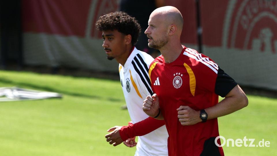 Nathaniel Brown (l) ist zurück im Teamtraining. (Archivbild) Bild: Christian Charisius/dpa