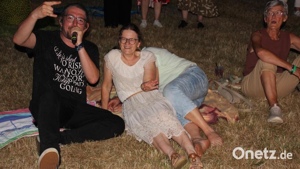 Die Band "mischte" sich auch unters Party-Volk. Bild: Konrad Rosner