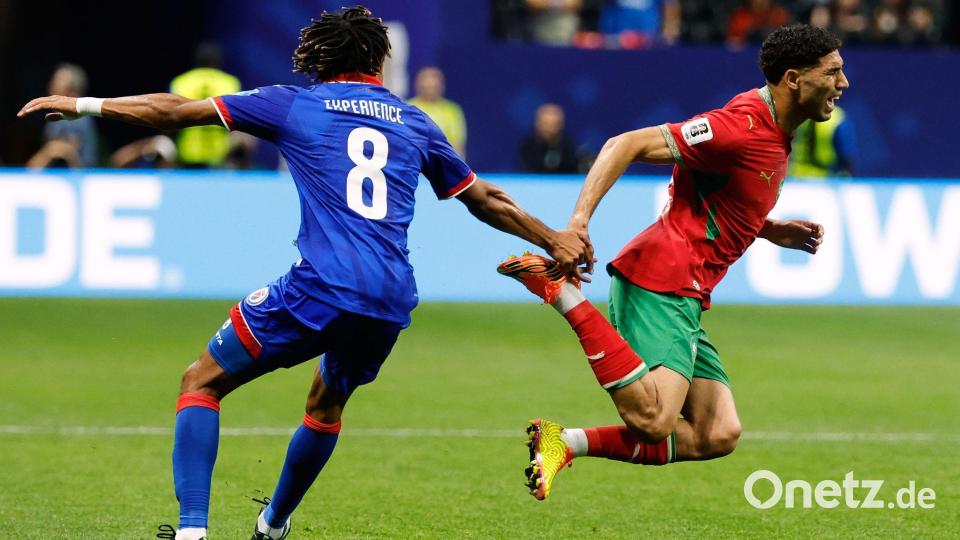 Achraf Hakimi (r) zählt bisher zu den auffälligsten Spielern der WM. (Archivbild) Bild: Erik S. Lesser/AP/dpa