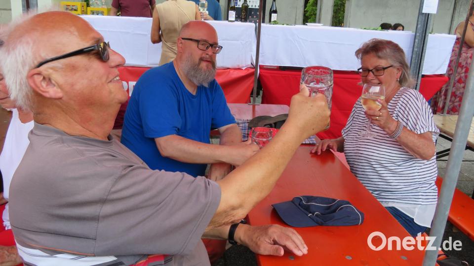 Gemeinsam feiern, das gehört beim Rathausfest dazu. Bild: Johann Adam