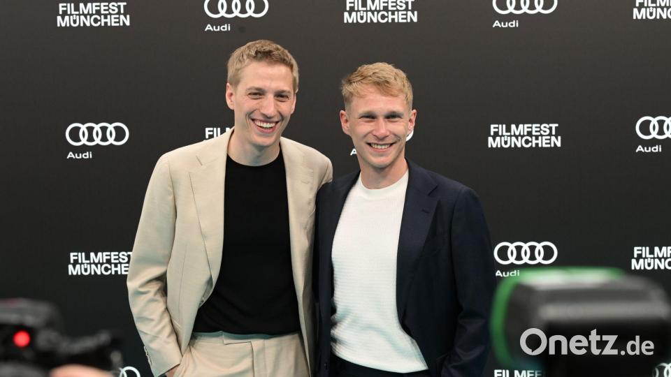 Münchens neuer OB Dominik Reiter kam mit seinem Verlobten zum Filmfest - und eröffnete das Kino-Spektakel. Bild: Felix Hörhager/dpa