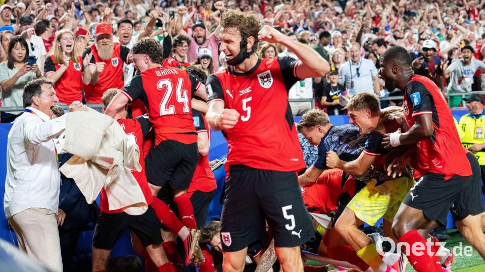 Pure Ekstase: Mit dem 3:3 qualifizierten sich die Österreicher in letzter Minute für das Sechzehntelfinale. Bild: Georg Hochmuth/APA/dpa