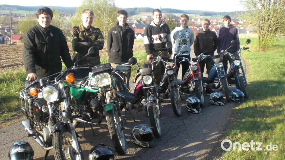 Andreas Holfelner, Alexander Pflaum, Sebastian Schenk, Markus Löw, Simon Bauer, Florian Bäumler und Daniel Bergmann (von links) stellten sich vor 16 Jahren zum Gründungsfoto auf. Bild: Mofa- und Mopedfreunde Waldthurn