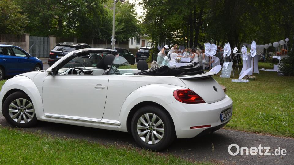 Ein weißer VW-Käfer und verschiedene weiße Dekoartikel verwandelten den Stadtpark in eine zauberhafte Umgebung. Bild: Josef Rosner