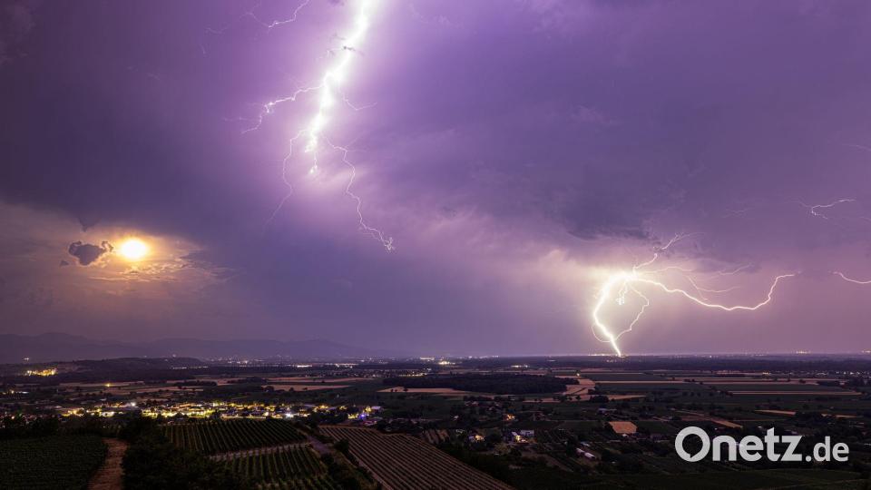 Ein Blitz geht über dem Rheintal nieder. Bild: Philipp von Ditfurth/dpa