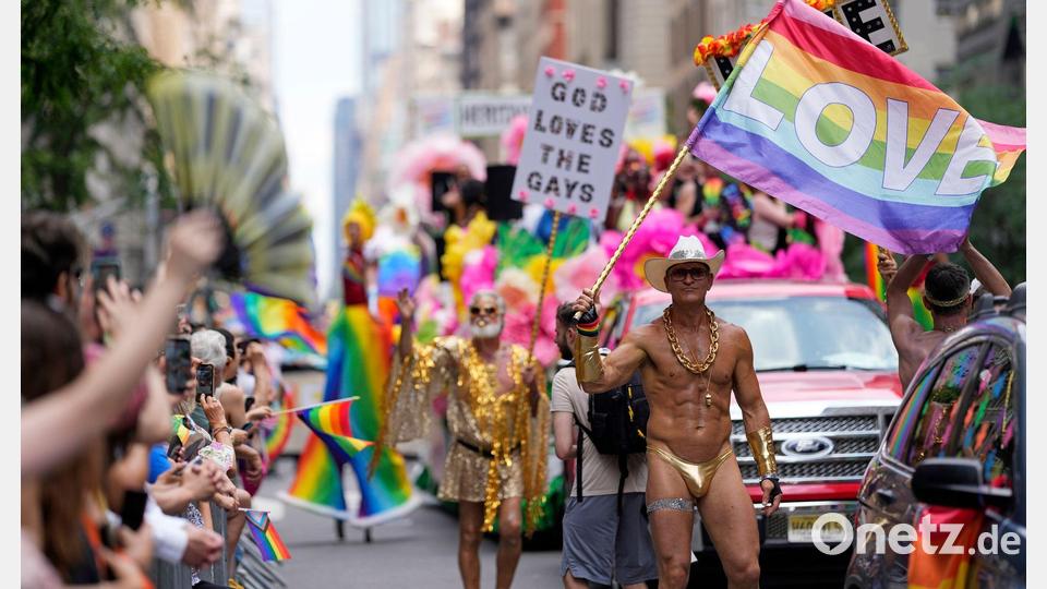 Zehntausende laufen bei der Pride-Parade in New York mit. Bild: Charles Sykes/Invision/AP/dpa
