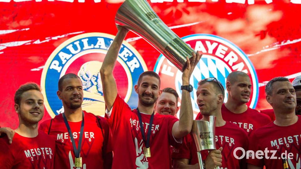 Anton Gavel (M,r) war schon als Spieler ein Titelhamster. (Archivbild) Bild: Lino Mirgeler/dpa