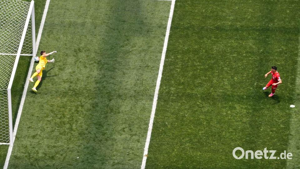 Granit Xhaka verwandelt einen Elfmeter für die Schweiz. (Archivbild) Bild: Mark J. Terrill/AP/dpa