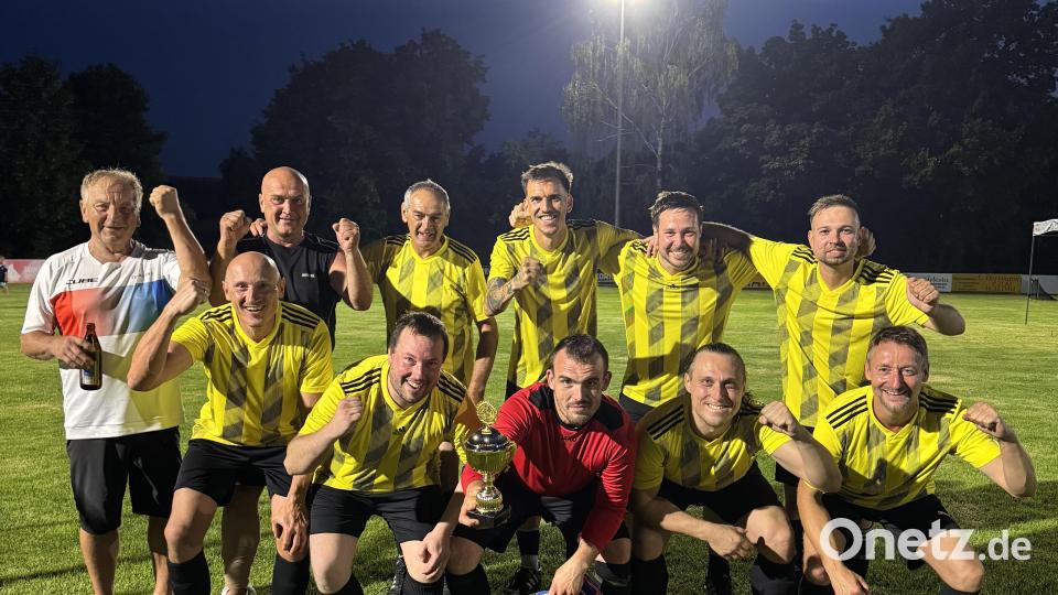 Das Team um Albert Meckl (links) entschied das Legendenturnier für sich. Bild: Sportverein Waldau/exb